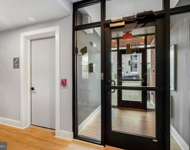 1245 N Pierce Street - Photo Thumbnail 3