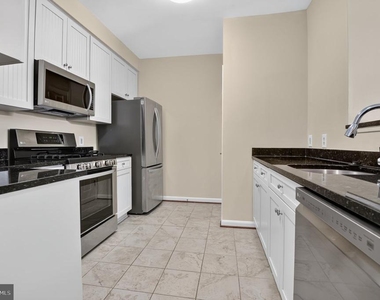 801 S Greenbrier Street - Photo Thumbnail 2