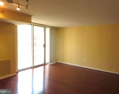 880 N Pollard Street - Photo Thumbnail 5