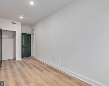 1224 W Silver Street - Photo Thumbnail 4