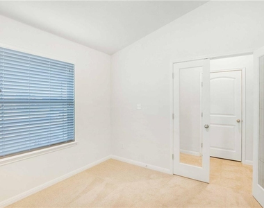 586 Evening Star Dr - Photo Thumbnail 11