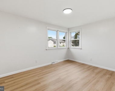 10 E Dartmouth Road - Photo Thumbnail 12