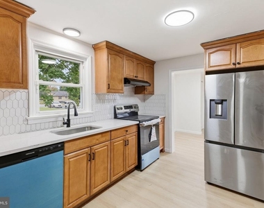 10 E Dartmouth Road - Photo Thumbnail 2