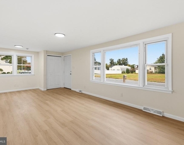 10 E Dartmouth Road - Photo Thumbnail 5