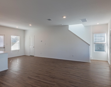 1336 Linwood St - Photo Thumbnail 8