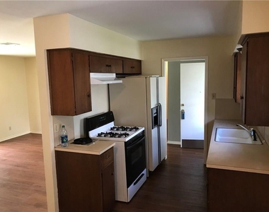 7513 East Crest Dr - Photo Thumbnail 6