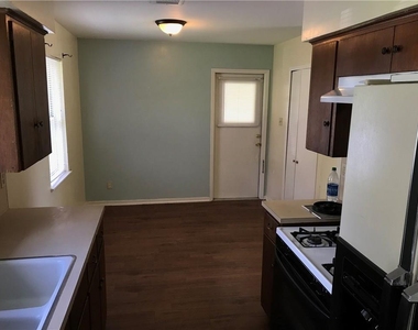 7513 East Crest Dr - Photo Thumbnail 7