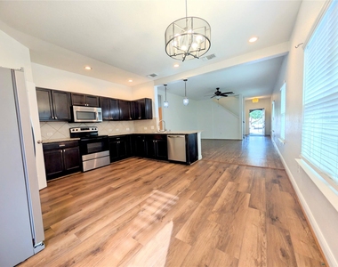 3508 Wickham Ln - Photo Thumbnail 10