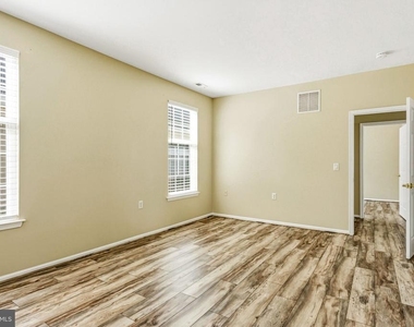 55 Warwick Way - Photo Thumbnail 13