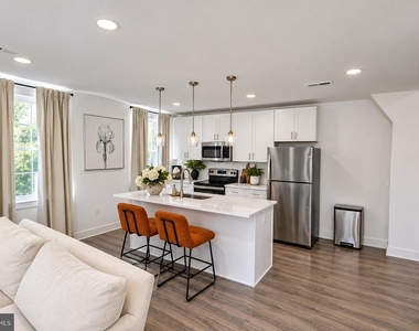 211 E Union Street - Photo Thumbnail 2