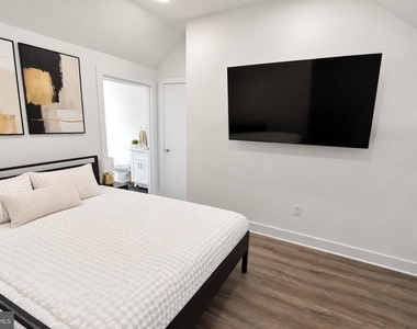 211 E Union Street - Photo Thumbnail 6