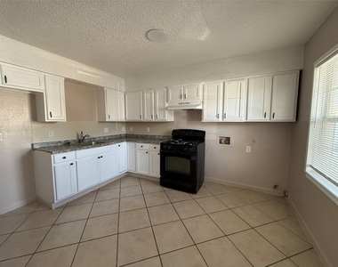 2203 Donahue Ln - Photo Thumbnail 8