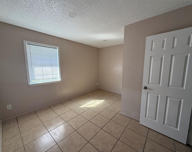 2203 Donahue Ln - Photo Thumbnail 5