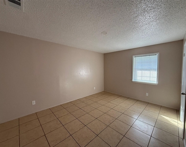 2203 Donahue Ln - Photo Thumbnail 6