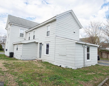 208 E East Street - Photo Thumbnail 3