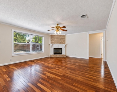 2616 Oakwood Glen Dr - Photo Thumbnail 5