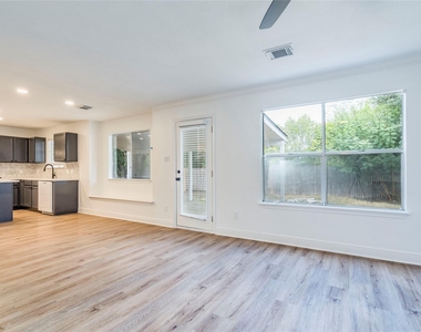 1106 Hughmont Dr - Photo Thumbnail 5