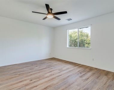 1106 Hughmont Dr - Photo Thumbnail 13
