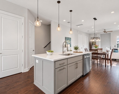 7104 Blessing Ave - Photo Thumbnail 10