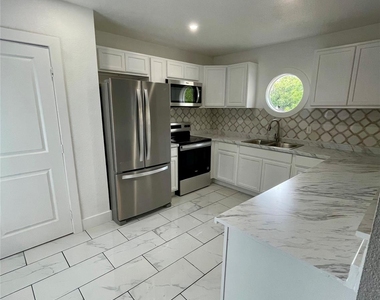 1109 Brentwood St - Photo Thumbnail 4