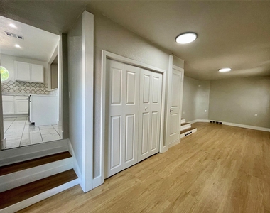 1109 Brentwood St - Photo Thumbnail 8