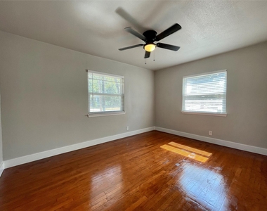 1109 Brentwood St - Photo Thumbnail 9