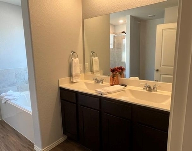 105 Guardian Angel Ct - Photo Thumbnail 11