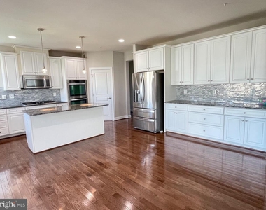 5801 Coppelia Drive - Photo Thumbnail 14
