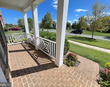 5801 Coppelia Drive - Photo Thumbnail 7
