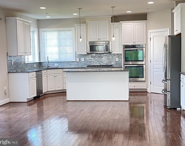 5801 Coppelia Drive - Photo Thumbnail 11