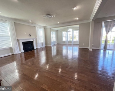 5801 Coppelia Drive - Photo Thumbnail 9