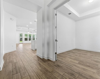 5209 Mandevilla Dr - Photo Thumbnail 4