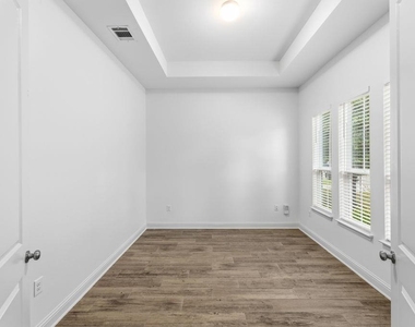 5209 Mandevilla Dr - Photo Thumbnail 9