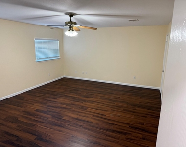 2203 Bluebonnet Dr - Photo Thumbnail 10