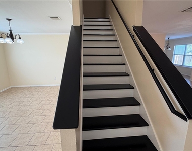 2203 Bluebonnet Dr - Photo Thumbnail 3