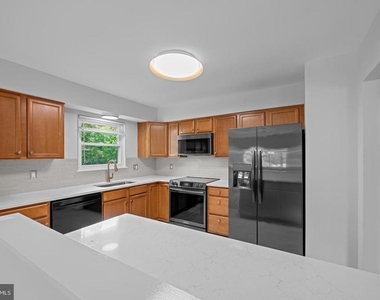 100 Oak Drive - Photo Thumbnail 14