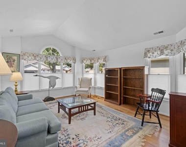 709 Sydney Terrace - Photo Thumbnail 2