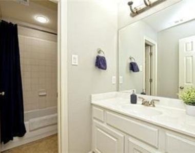 2737 Plantation Dr - Photo Thumbnail 18