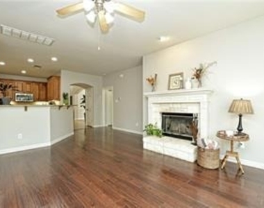 2737 Plantation Dr - Photo Thumbnail 4