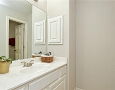2737 Plantation Dr - Photo Thumbnail 17