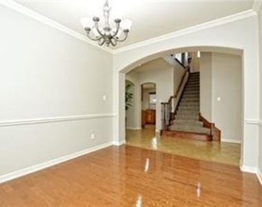 2737 Plantation Dr - Photo Thumbnail 6