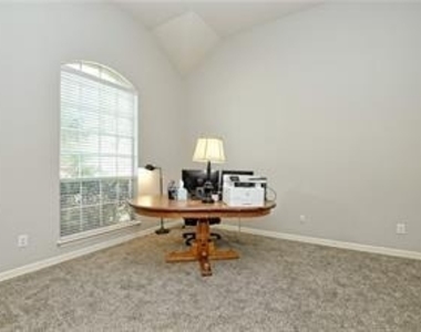 2737 Plantation Dr - Photo Thumbnail 7