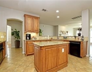 2737 Plantation Dr - Photo Thumbnail 8