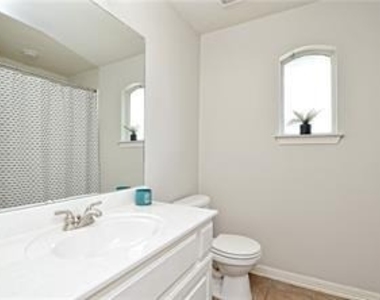 2737 Plantation Dr - Photo Thumbnail 21