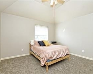 2737 Plantation Dr - Photo Thumbnail 20