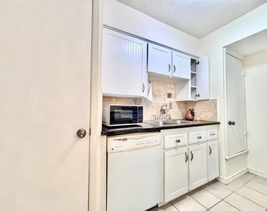 7407 Shadow Hill Dr - Photo Thumbnail 3