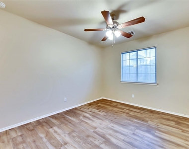 2204 Grove Dr - Photo Thumbnail 13