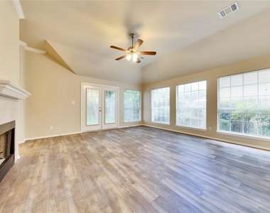 2204 Grove Dr - Photo Thumbnail 5