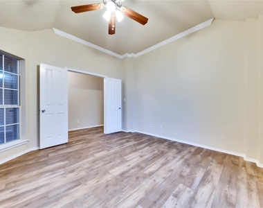 2204 Grove Dr - Photo Thumbnail 3