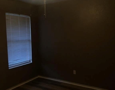 211 Woodley Rd - Photo Thumbnail 6